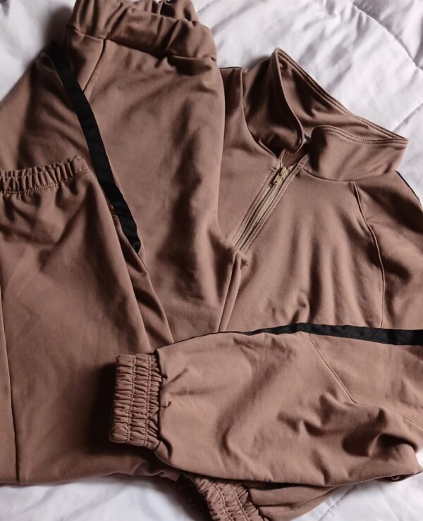 CONJUNTO JOGGER CHAQUETA CAFE Conjunto Jogger Chaqueta